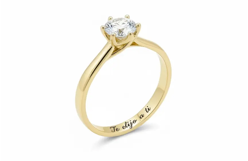 hermoso anillo de compromiso con un diamante que muestra un grabado romantico en su interior con la frase "Yo te elijo a ti"